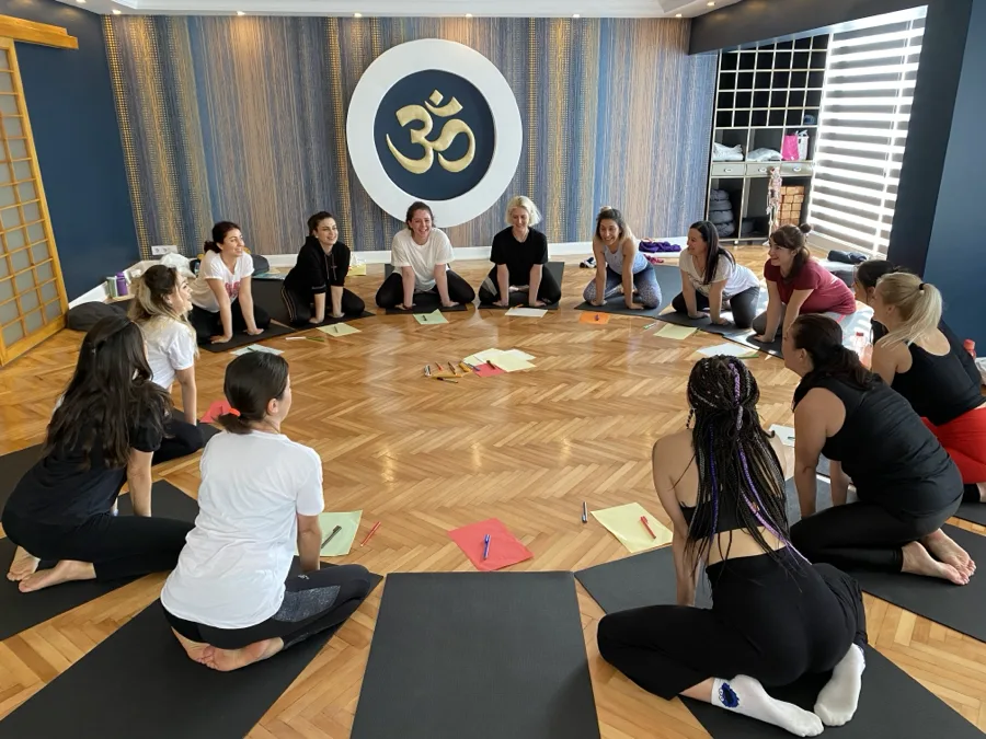 Çocuk yogası eğitmenliği programından kare 46