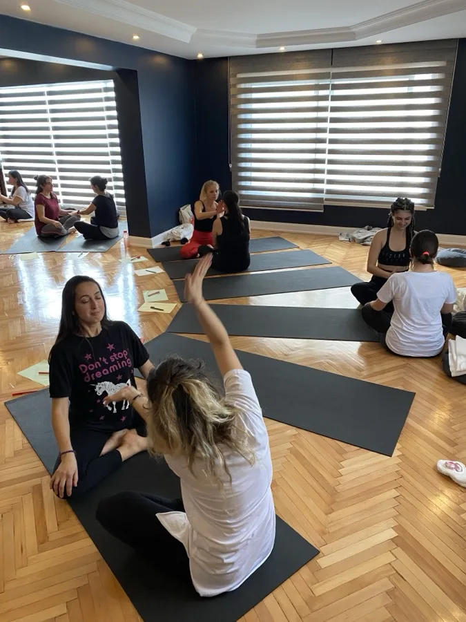 Çocuk yogası eğitmenliği programından kare 47