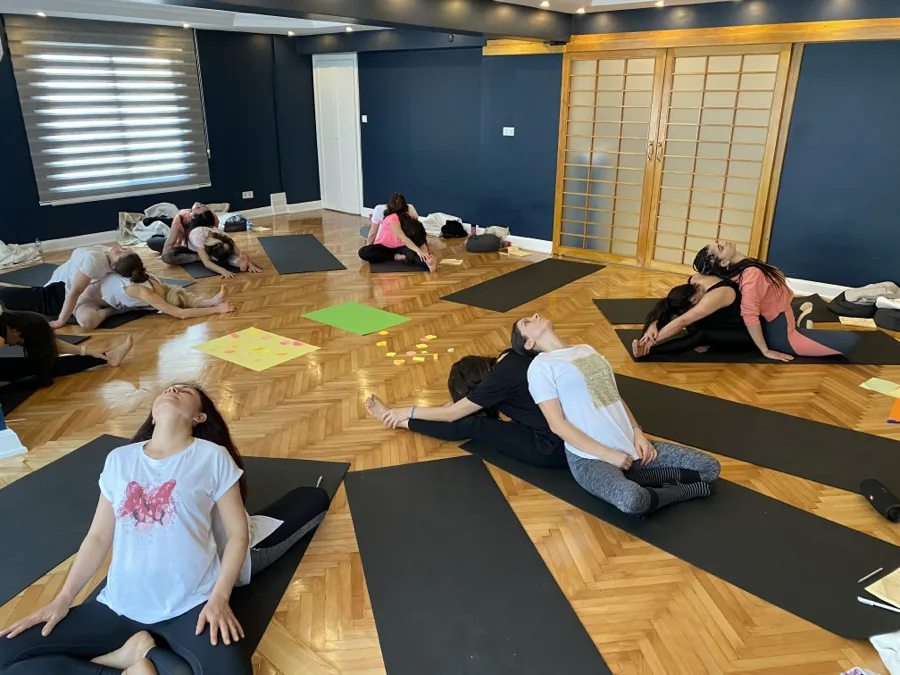 Çocuk yogası eğitmenliği programından kare 54