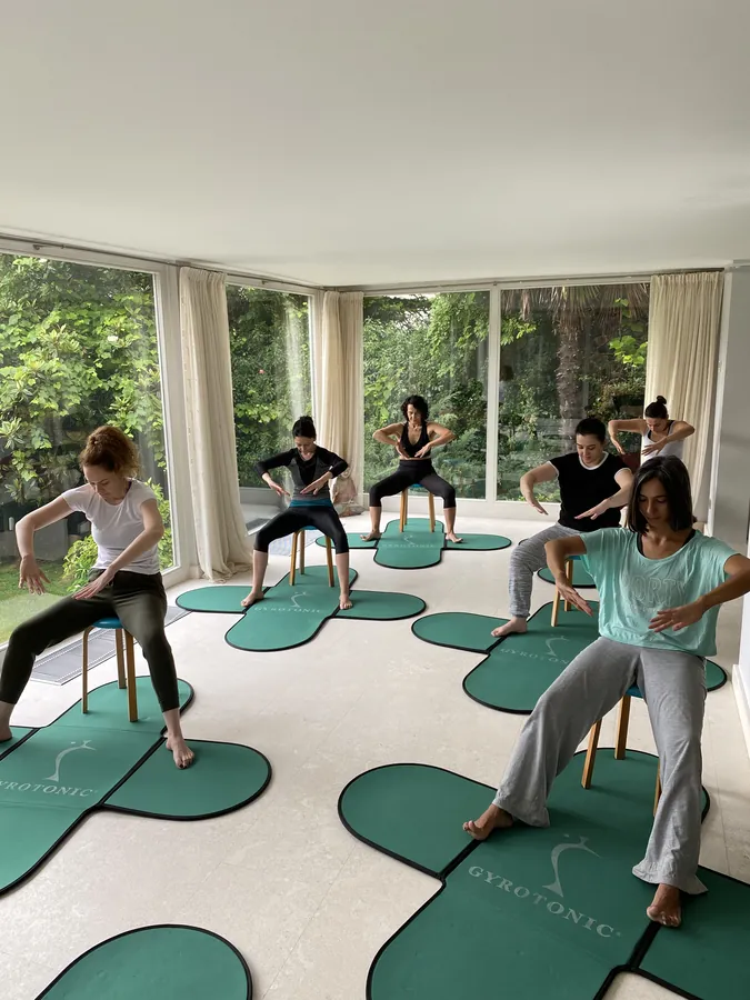 Gyrotonic® matları üzerinde sandalyeli Gyrokinesis® dersi