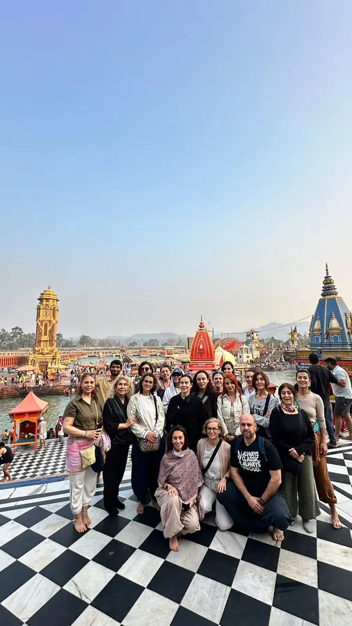 Hindistan'da Haridwar'da siyah beyaz taş zeminde toplu fotoğraf veren grup
