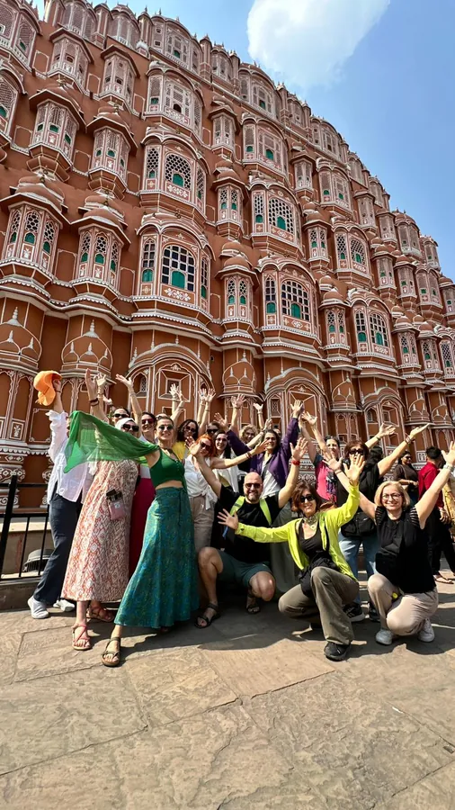Hawa Mahal önünde neşeyle poz veren kamp grubu
