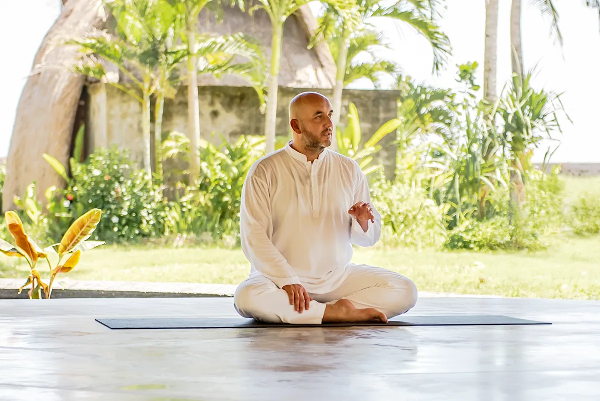 Hindistan'daki eğitimde sertifikalarıyla poz veren sarı tişörtlü yoga terapi diploma programı grubu